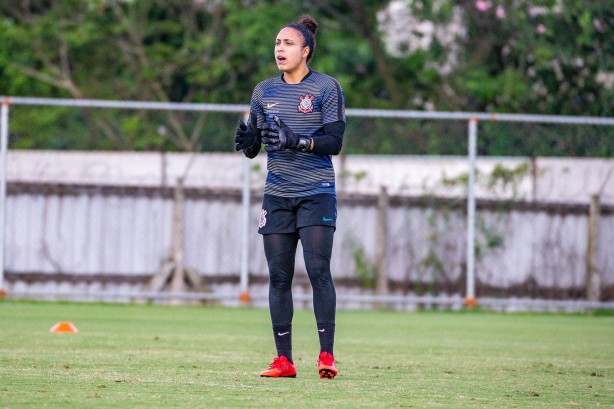 Goleira Lelê, do Corinthians Futebol Feminino, no treino nesta quarta-feira