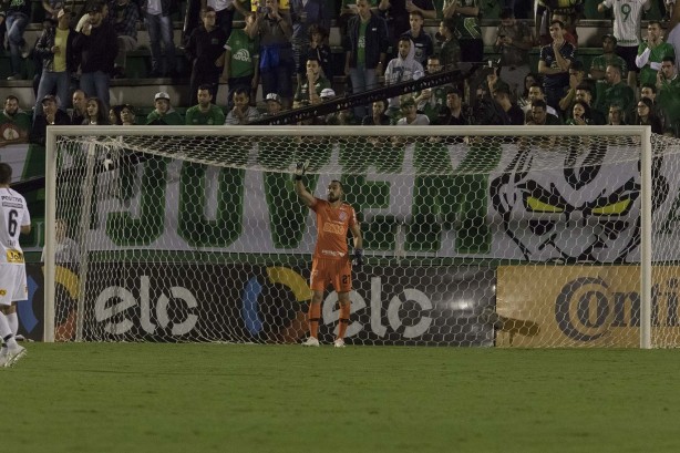 Goleiro Walter durante jogo contra a Chapecoense, pela Copa do Brasil, na Arena Condá
