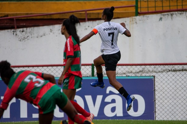 Grazi comemorando seu gol contra a Portuguesa