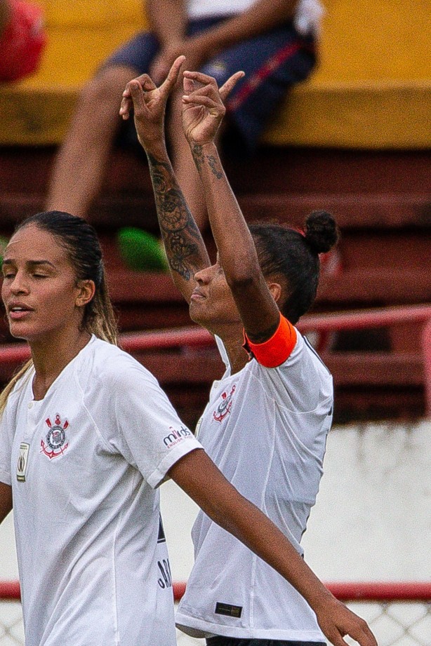 Grazi feliz com seu gol contra a Portuguesa