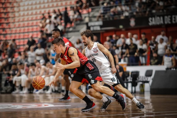 Gustavinho no embate contra o Flamengo, pelo NBB