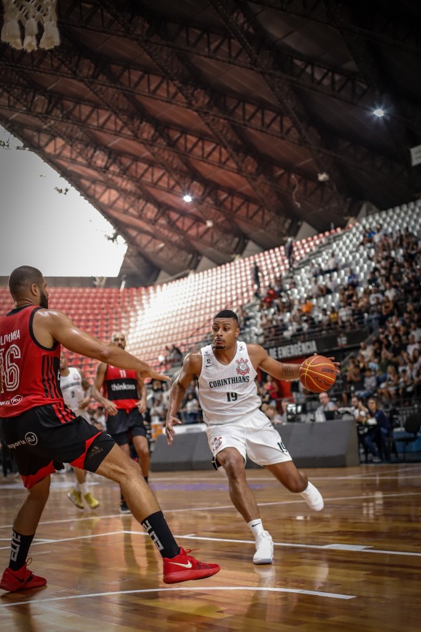 Humberto enfrentando o Flamengo, pelo NBB, no Ginásio Wlamir Marques