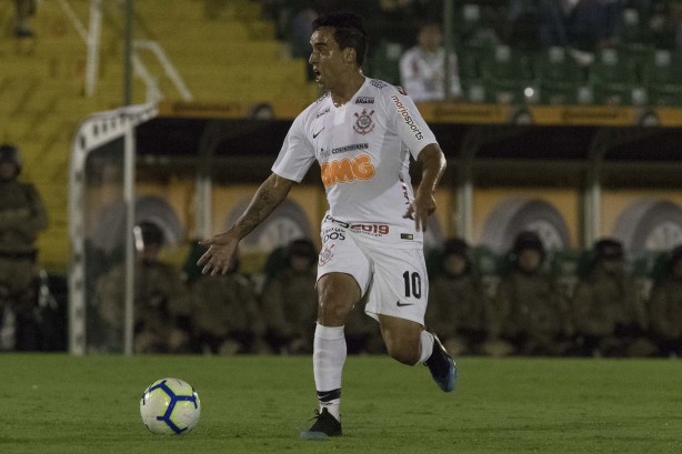 Meia Jadson no duelo diante a Chapecoense, pela Copa do Brasil, na Arena Condá
