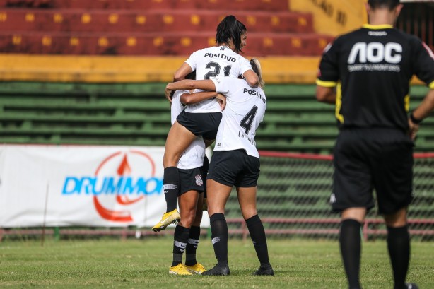 Meninas do Corinthians Feminino comemoram goleada por 5 a 0 sobre a Portuguesa