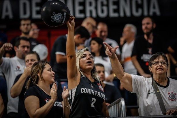 Mulherada acompanhou o jogo entre Corinthians e Flamengo, pelo NBB, no Ginásio Wlamir Marques