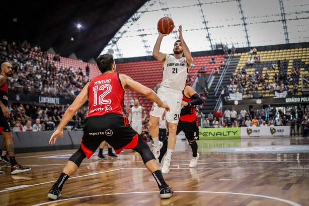 Parodi no jogo contra o Flamengo, pelo NBB, no Ginásio Wlamir Marques