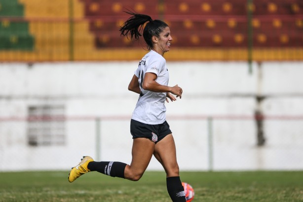 Paulinha marcou gol contra a Portuguesa, pelo Paulista Feminino