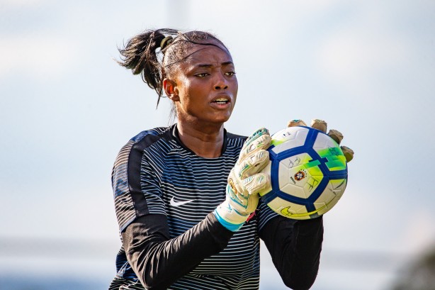 Tainá, do Corinthians Futebol Feminino, treina nesta quarta-feira