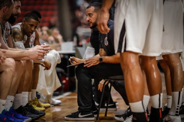 Técnico Bruno Savignani passa instruções aos jogadores no embate contra o Flamengo, pelo NBB