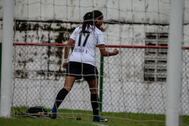 Victória comemora seu gol contra a Portuguesa, pelo Paulista Feminino