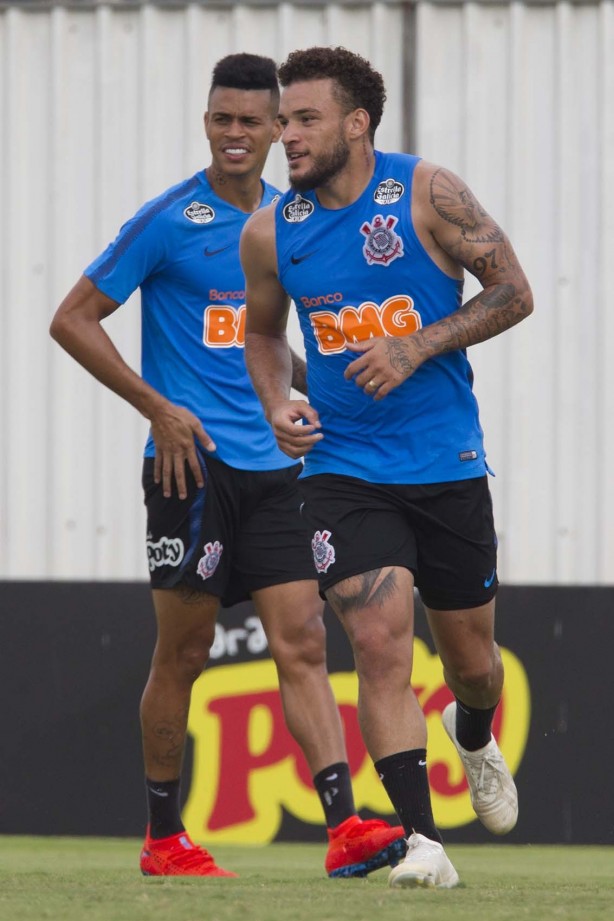 André Luís e Ramiro no treinamento que prepara a equipe para jogo contra o Santos
