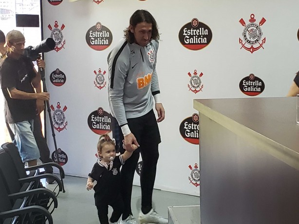 Cássio chega para coletiva com a pequena Maria