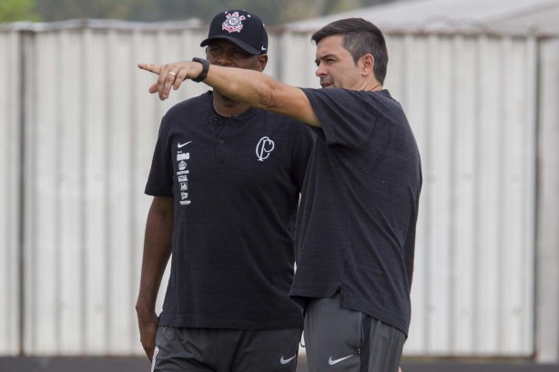 Cuca e Fabinho no treino preparatório para duelo contra o Santos, pelo Campeonato Paulista