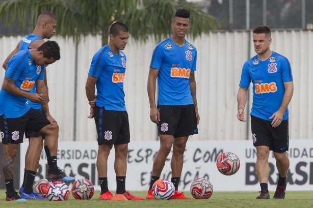 Jadson, João Victor, Roni, Richard e Ramiro no treino de hoje no CT Joaquim Grava