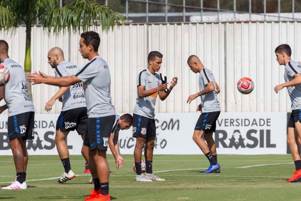 Jogadores no treino desta manhã no CT Joaquim Grava