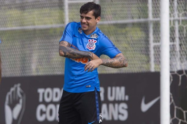 Lateral Fagner durante treino que prepara o Corinthians para embate eliminatório contra o Santos