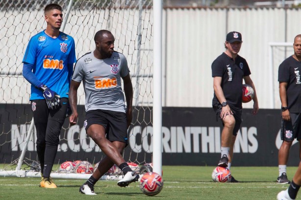 Manoel no treino desta manhã no CT Joaquim Grava