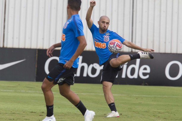 Meia Régis no treino que prepara a equipe para jogo contra o Santos