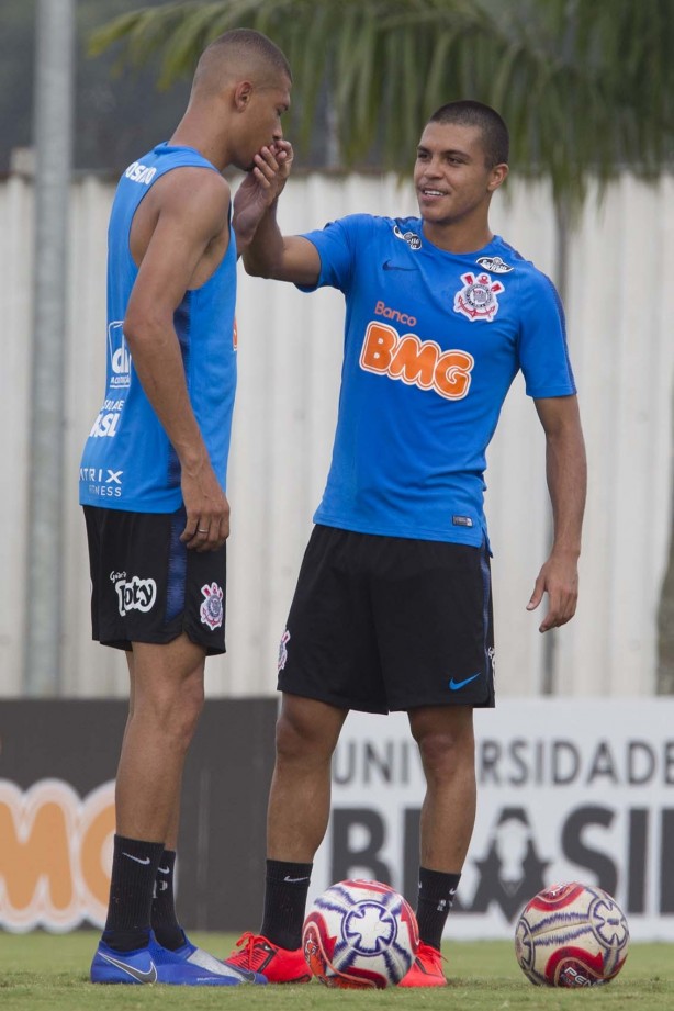 Os jovens João Victor e Roni no treino de hoje no CT