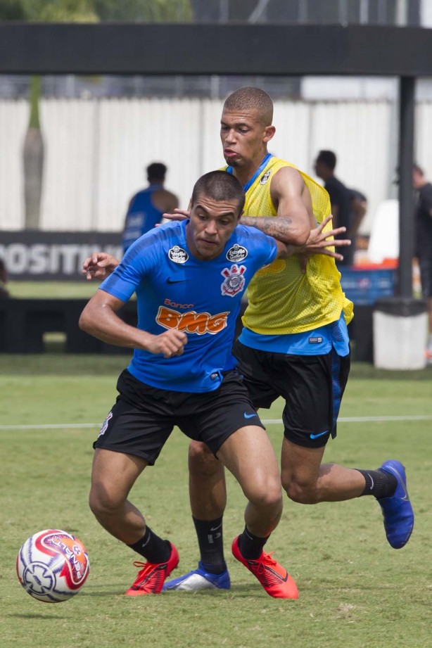 Os jovens Roni e João Victor no treino com o elenco principal