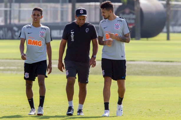 Pedrinho e Pedro Henrique no treino desta manhã no CT Joaquim Grava