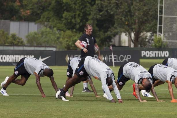 Preparador físico Anselmo Sbragia no treinamento de hoje no CT