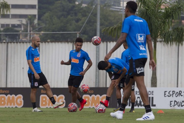 Régis e Júnior Urso treinam para embate contra o Santos, pelo Paulistão