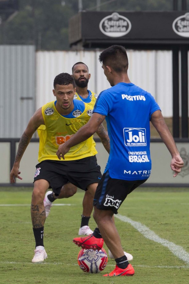 Thiaguinho durante treino de hoje no CT