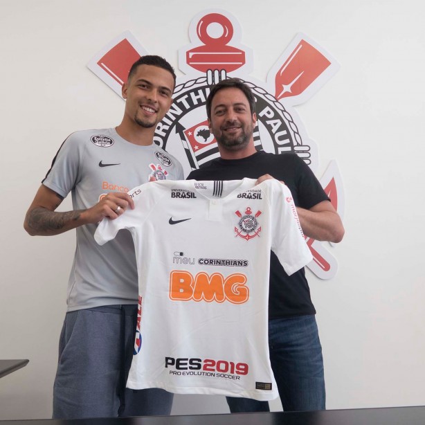 Thiaguinho e Duílio Monteira durante renovação do contrato do meia