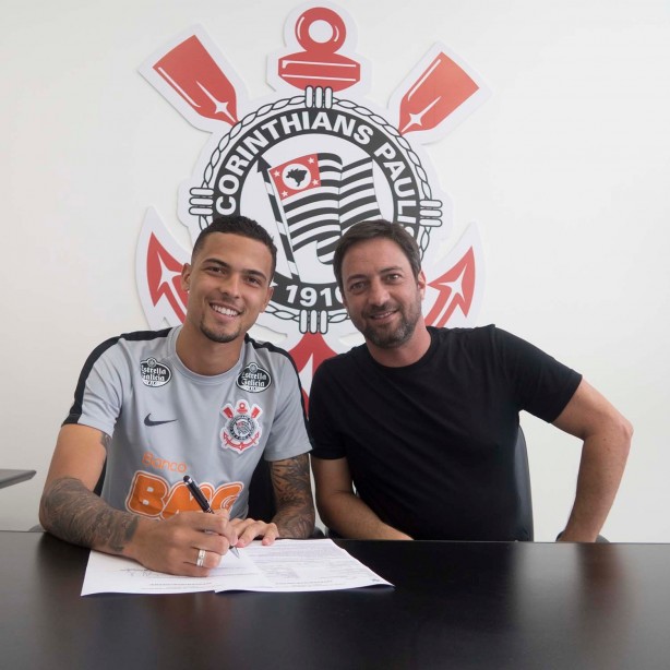 Thiaguinho renova com o Corinthians