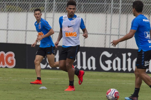 Vital e Urso no treino que prepara o time para duelo contra o Santos