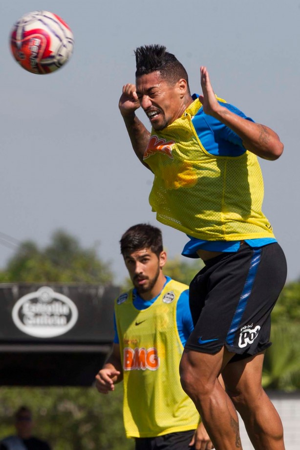 Bruno Méndez e Ralf no treino desta sexta-feira da Paixão no CT Joaquim Grava