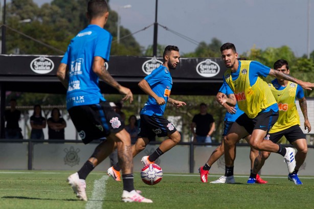 Clayson e Pedro Henrique no treino desta sexta-feira da Paixão no CT Joaquim Grava