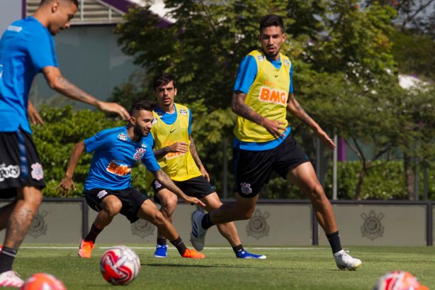 Clayson, Fagner e Pedro Henrique no treino desta sexta-feira da Paixão no CT Joaquim Grava