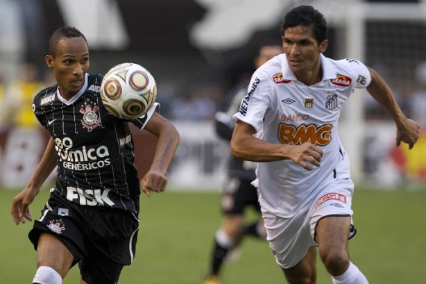 Com Liedson no comando do ataque, o Corinthians perdeu para o Santos em 2011