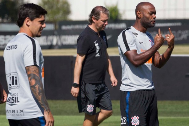 Fagner e Love no treino deste sábado de aleluia no CT Joaquim Grava