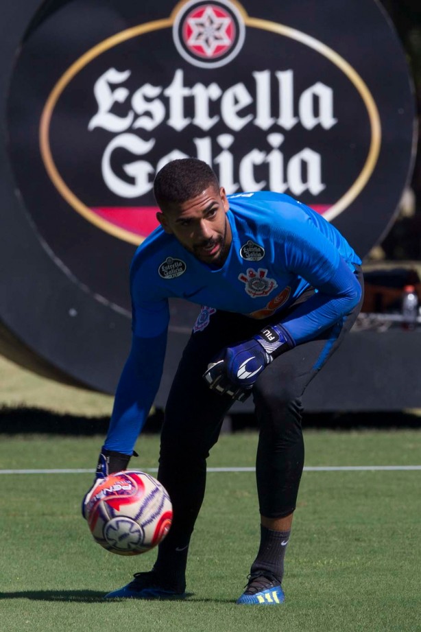 Goleiro Filipe no treino deste sábado de aleluia no CT Joaquim Grava