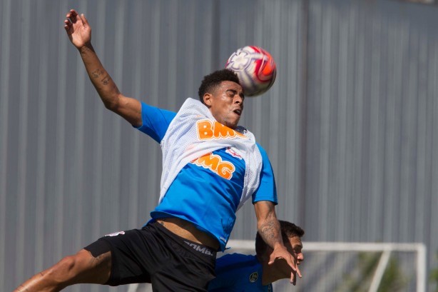 Gustagol no treino desta sexta-feira da Paixão no CT Joaquim Grava