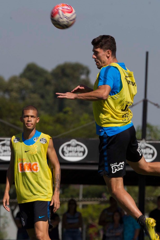 João Victor e Danilo Avelar no treino desta sexta-feira da Paixão no CT Joaquim Grava