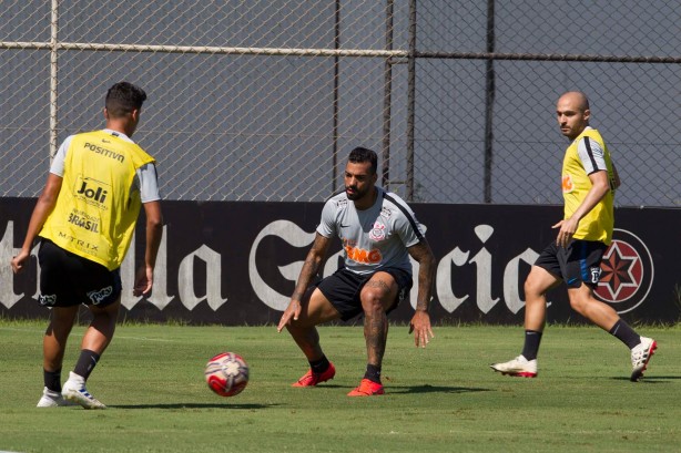 Jogadores do Corinthians no treino deste sábado de aleluia no CT Joaquim Grava