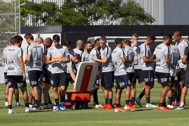 Jogadores no treino deste sábado de aleluia no CT Joaquim Grava