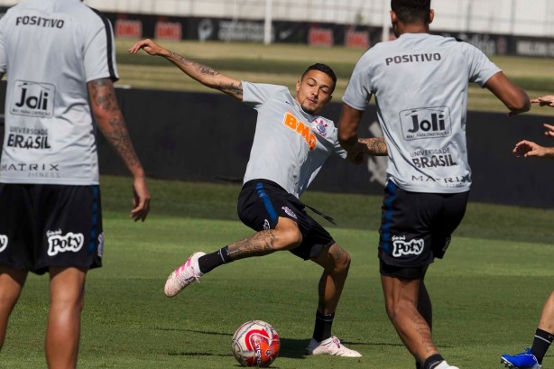 Meia Thiaguinho no treino deste sábado de aleluia no CT Joaquim Grava