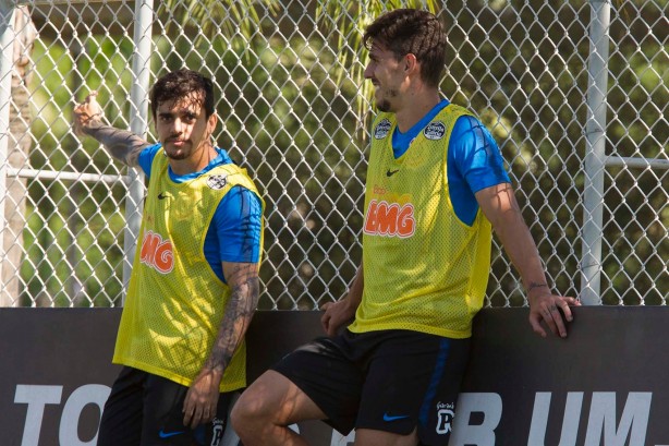 Os laterais Fagner e Danilo Avelar no treino desta sexta-feira da Paixão no CT Joaquim Grava