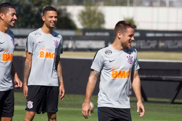 Thiaguinho e Ramiro no treino deste sábado de aleluia no CT Joaquim Grava