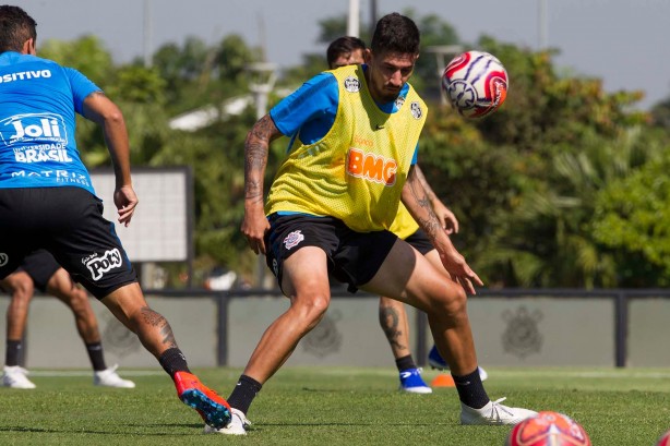 Zagueiro Pedro Henrique no treino desta sexta-feira da Paixão no CT Joaquim Grava