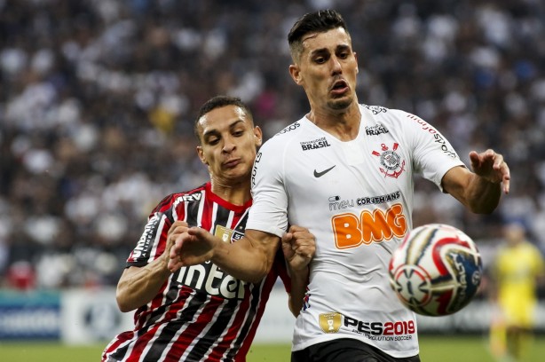 Avelar foi muito importante no jogo contra o São Paulo, pela final do Paulistão