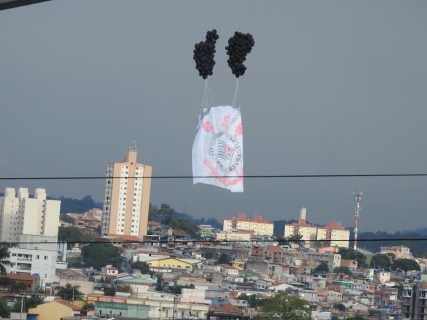 Bandeira do Corinthians foi alçada por balões pela torcida