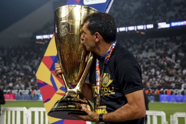 Carille beija a taça de Campeão Paulista 2019