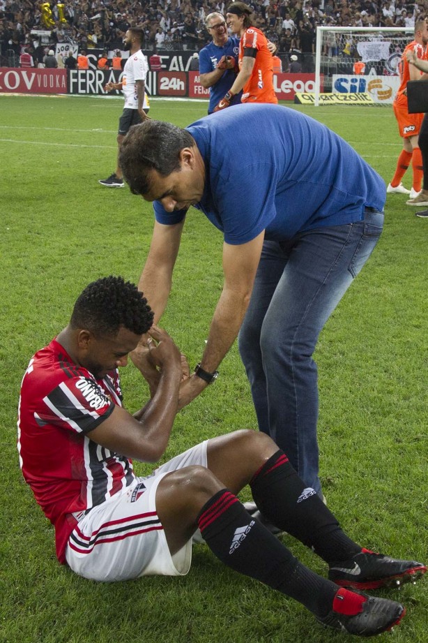 Carille consola os jogadores do São Paulo após Corinthians vencer o Campeonato Paulista