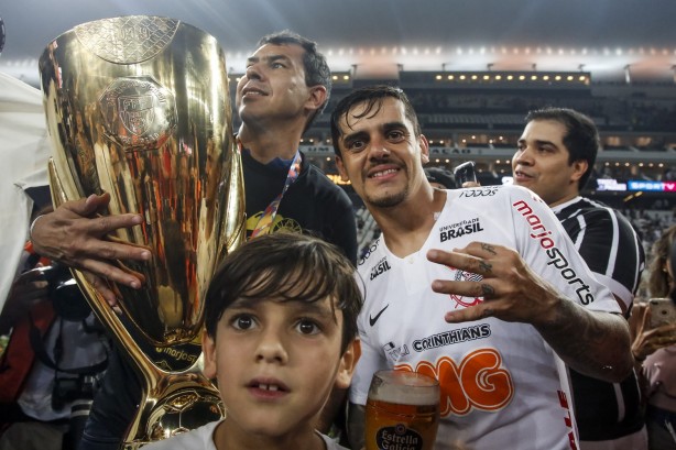 Carille, Fagner e seu filho com a taça de Campeão Paulista 2019